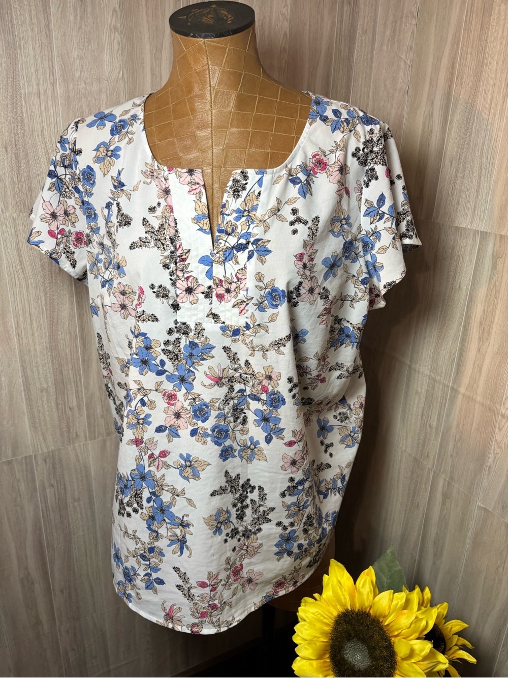 Liz Claiborne Women's Floral Scoop Neck Blouse in White with Blue & Pink Flowers